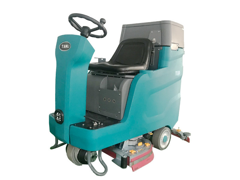 駕駛式洗地機(jī)省時(shí)又省力，值得推薦