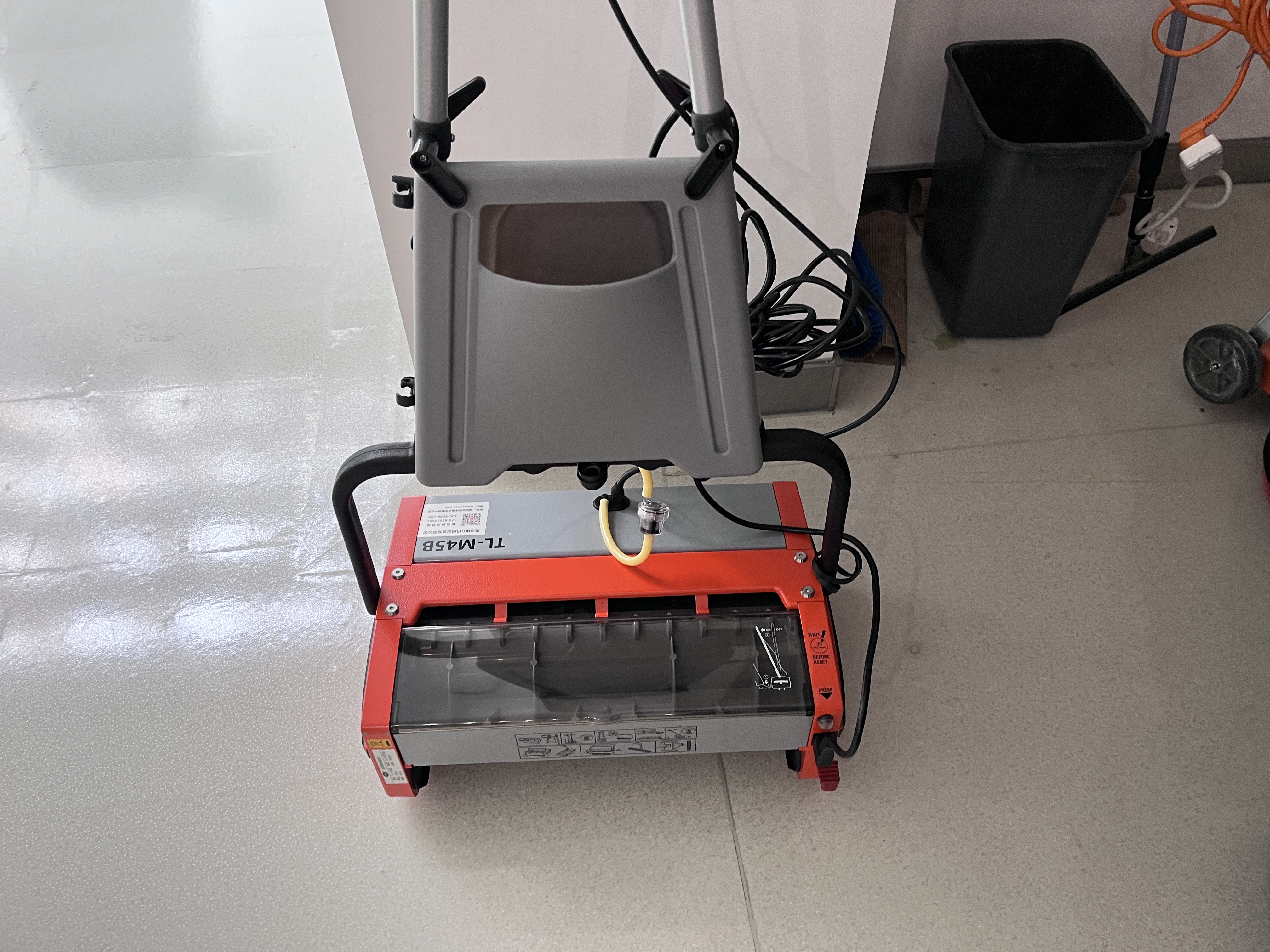 全自動扶梯清洗機，讓清潔無憂！