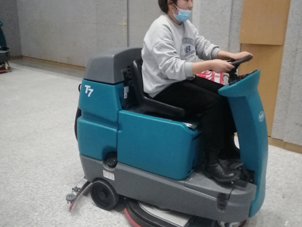 駕駛式洗地機(jī)，工廠車庫(kù)的清潔設(shè)備好選擇