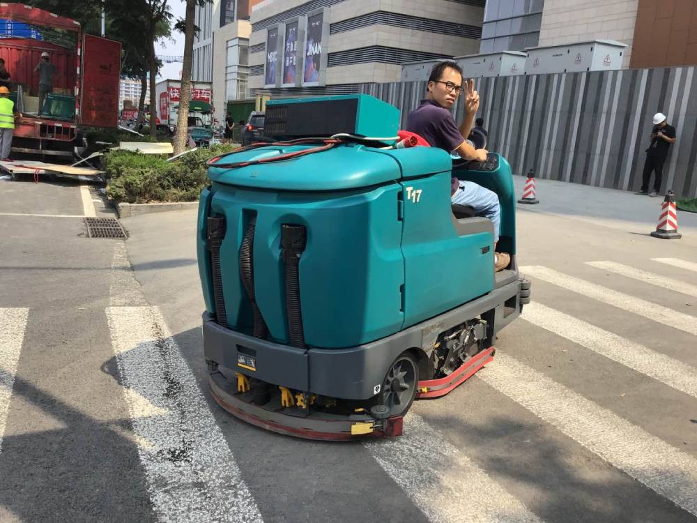 駕駛式洗地機(jī)的性能特點(diǎn)是什么？