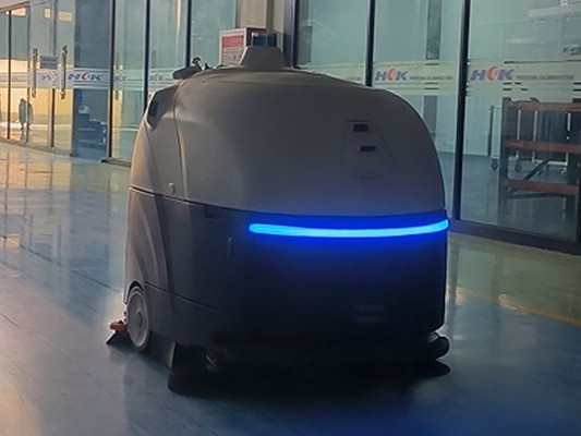 保潔員看了都服！坦力工廠自動掃地機器人 "卷" 翻高鐵站