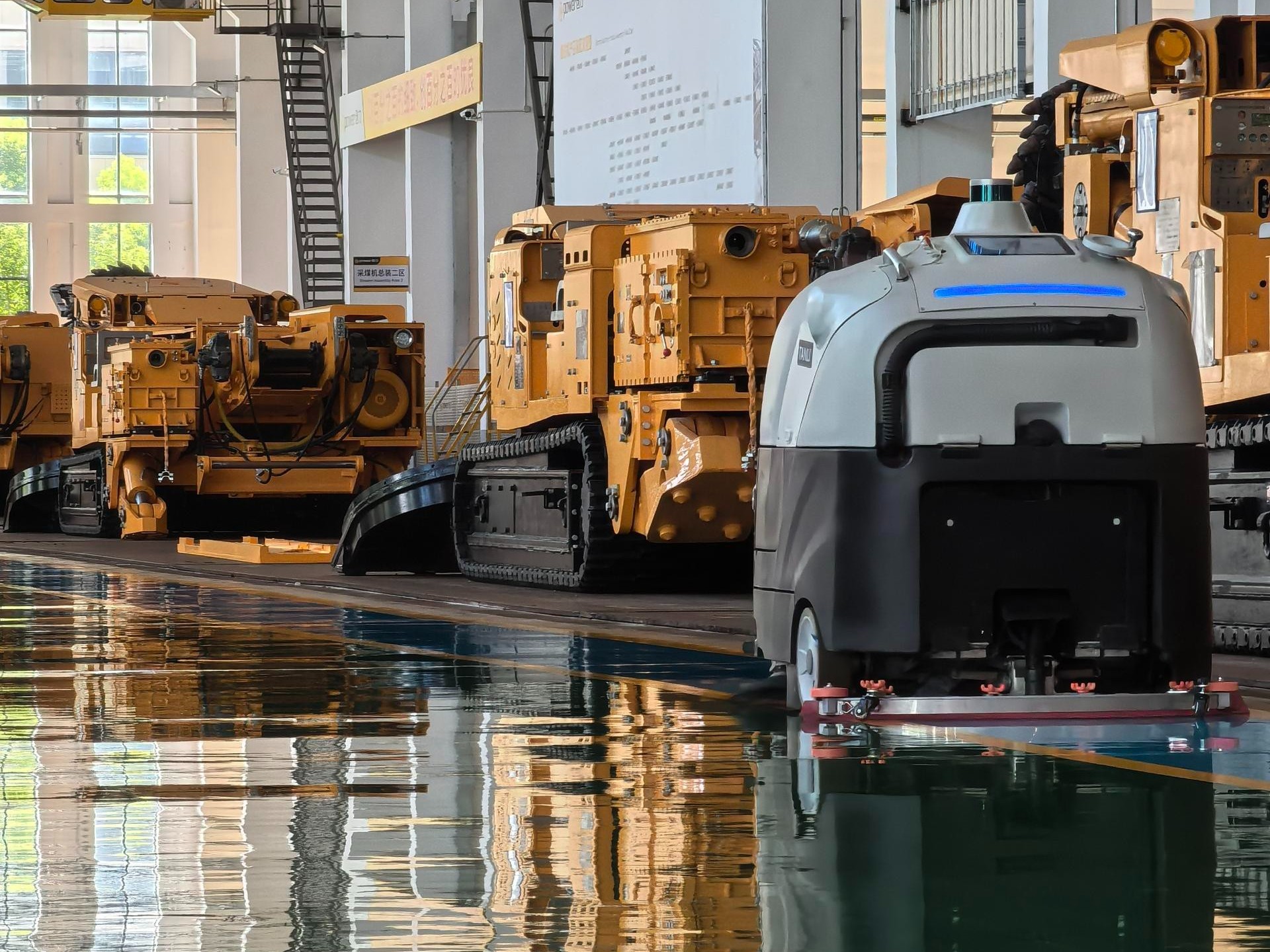 廣東黑燈工廠半夜無人打掃？坦力工業(yè)洗地機(jī)器人破解 “無人清潔” 困局