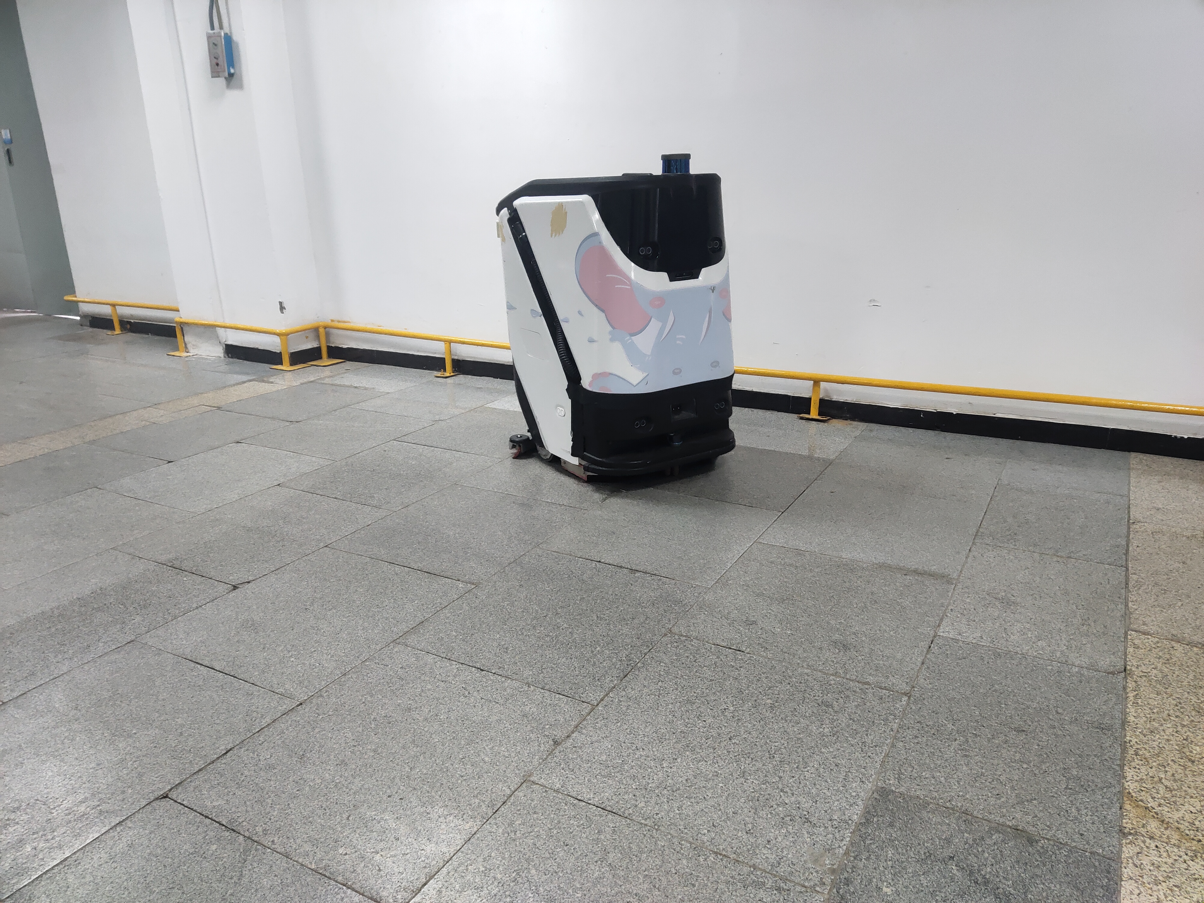 顛覆認知！一臺工業(yè)洗地機器人，輕松搞定 3 萬平車間地面清潔