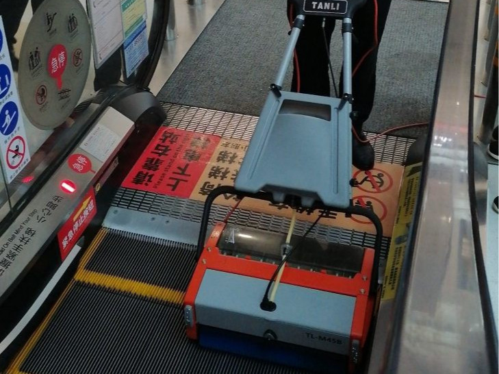 站著就能“輸出”？來看這場商超自動(dòng)扶梯清潔大作戰(zhàn)