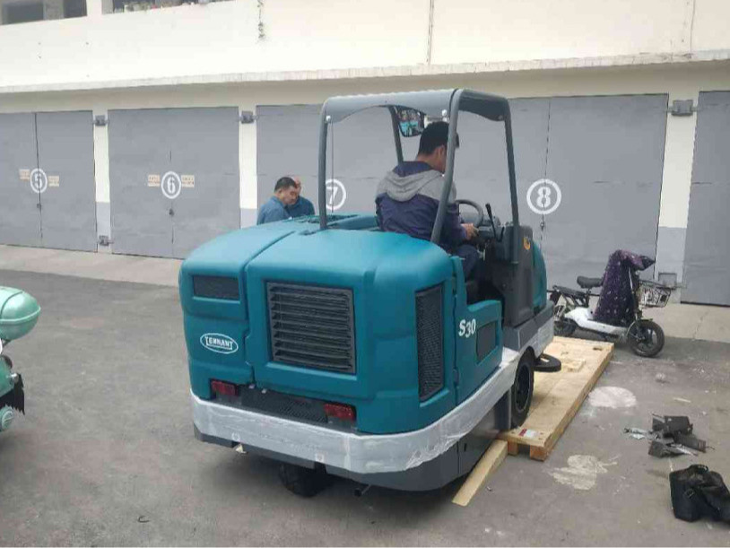 冬季猛降溫，環(huán)衛(wèi)掃地機(jī)要注意哪些問題？