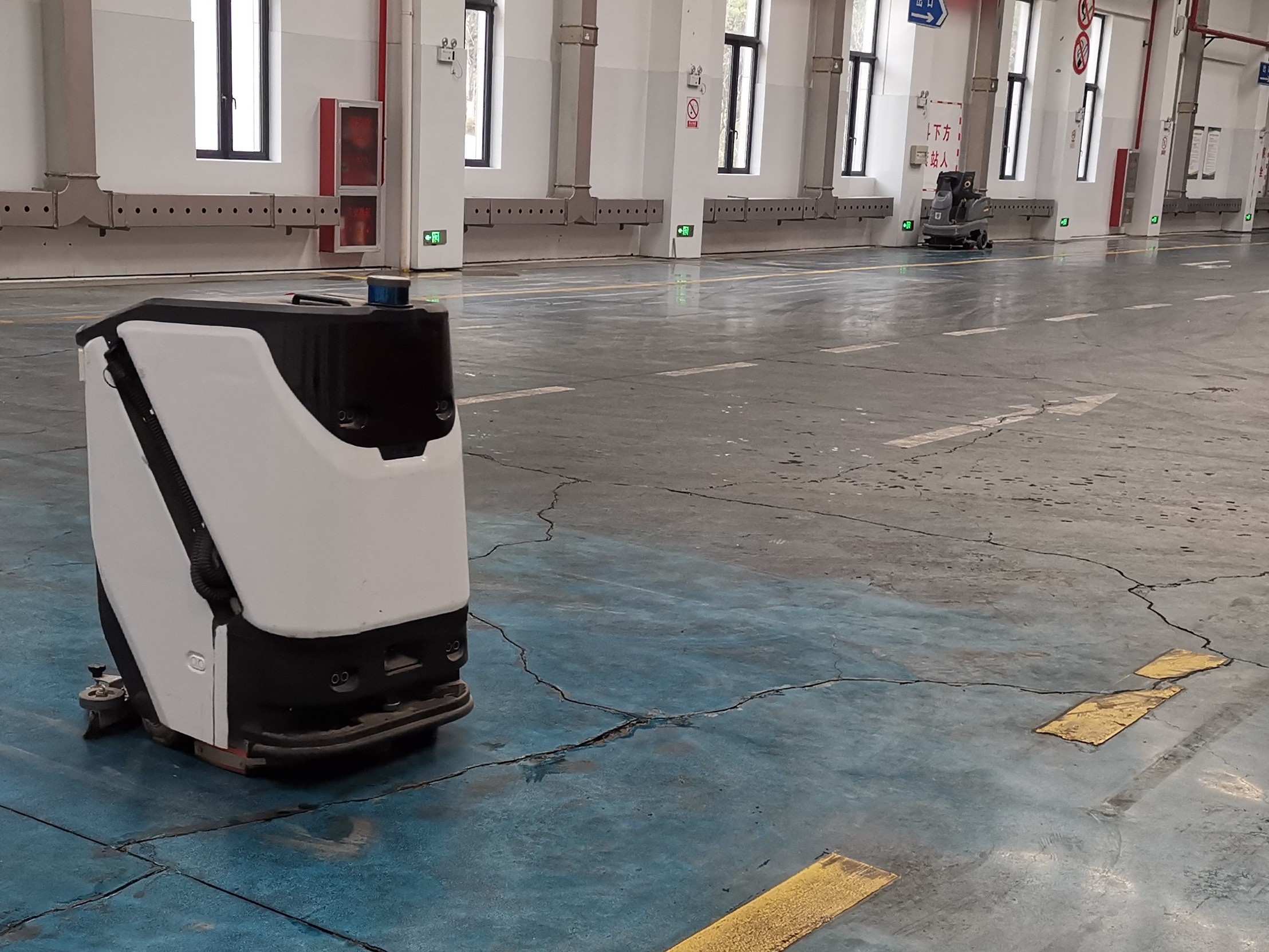 人工清潔費時長，成本高？坦力工業(yè)洗地機器人死磕“高效替代”自動巡航清掃油污粉塵，一人可管多機，大幅降低人力投入