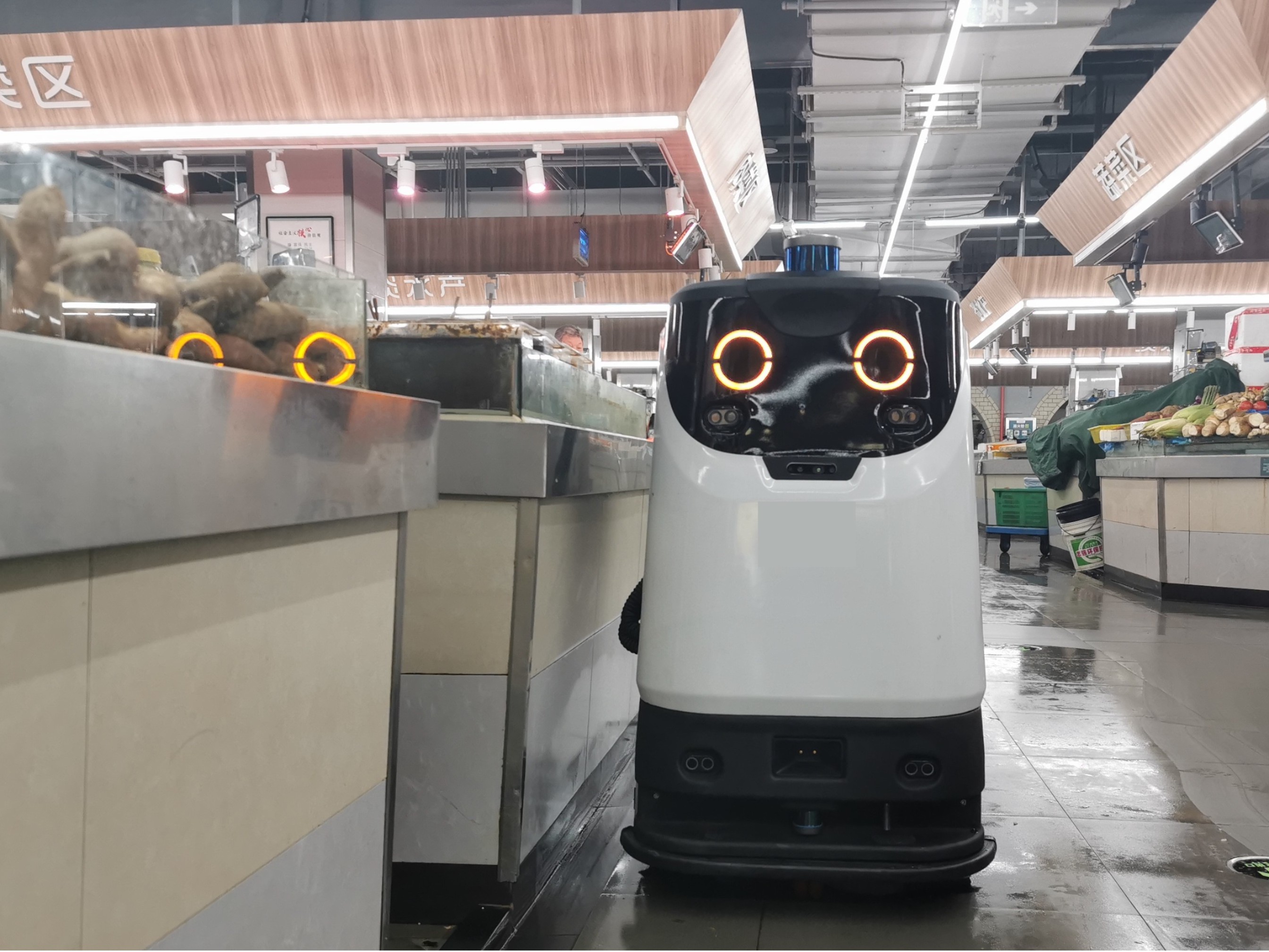 山東一商場車庫 “機器人保潔” 火出圈！90 后管理員：定時上崗、自主充電，全程不用人管